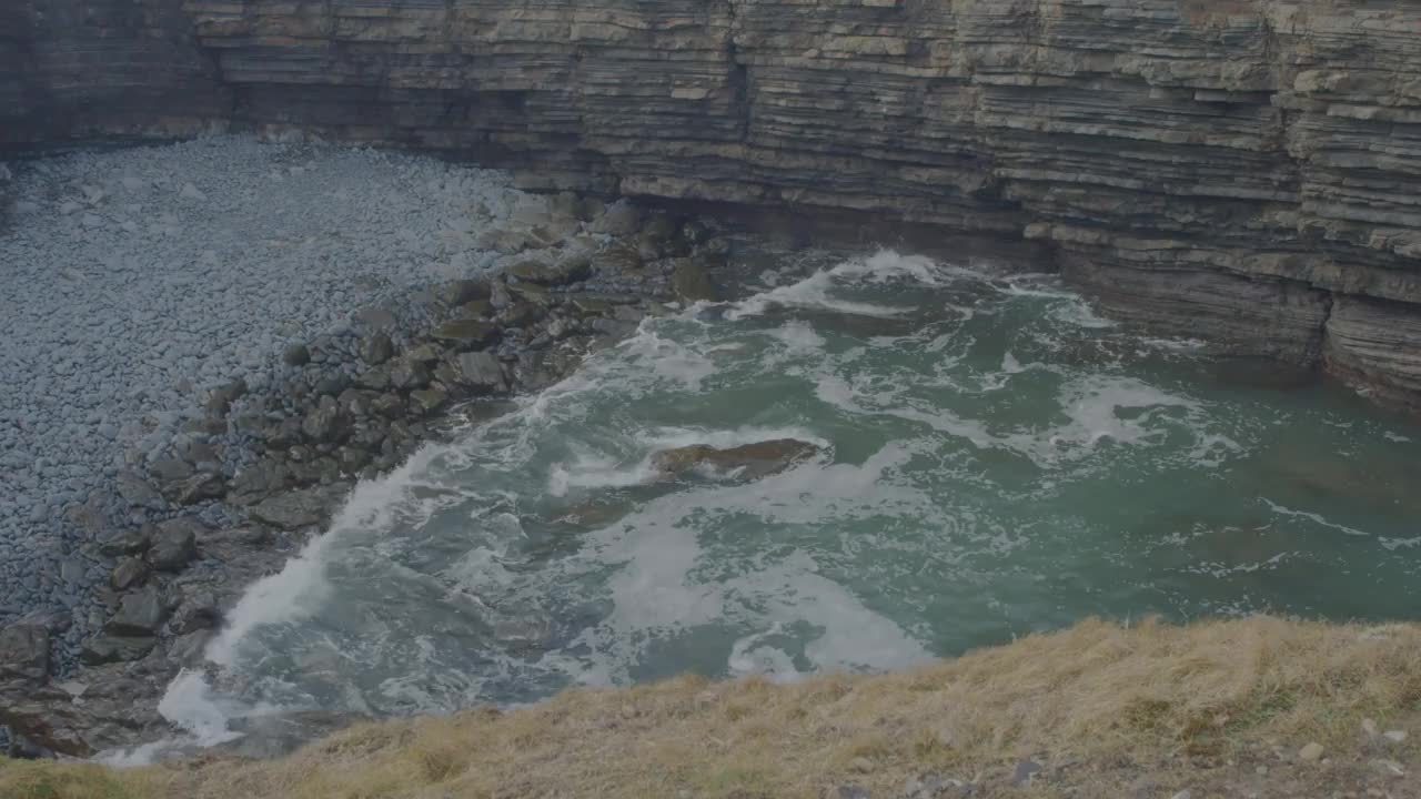 海浪冲进罗斯桥后面的小海岸视频素材