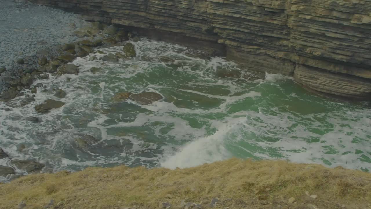 海浪冲进罗斯桥后面的小海岸视频素材