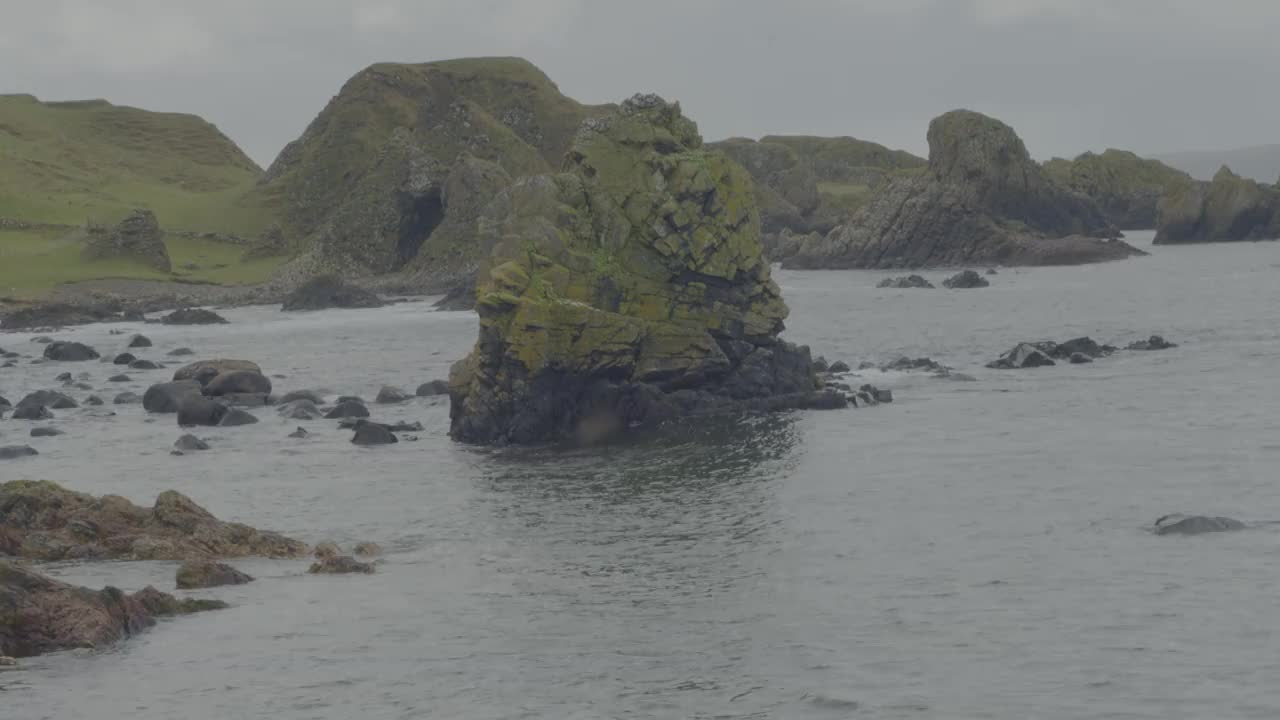 北爱尔兰象岩附近的岩石海岸视频素材