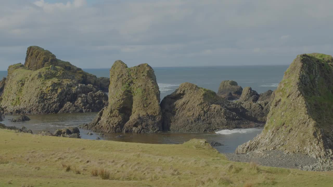 巴林托港附近的岩石海岸视频素材