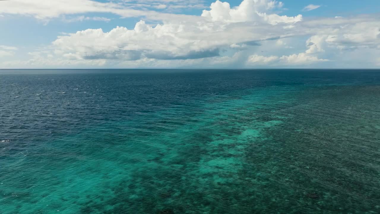 云海蓝天鸟瞰图。菲律宾锡。视频素材