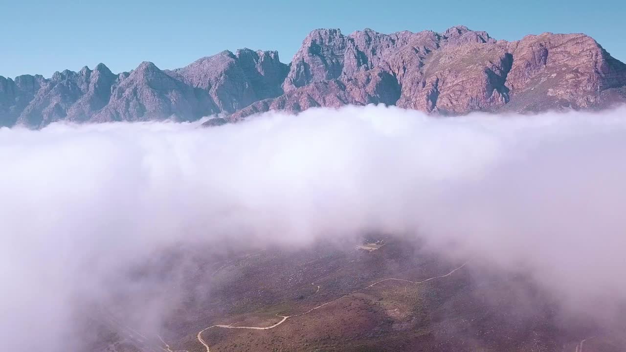 清晨鸟瞰美丽的山谷，有些云视频素材