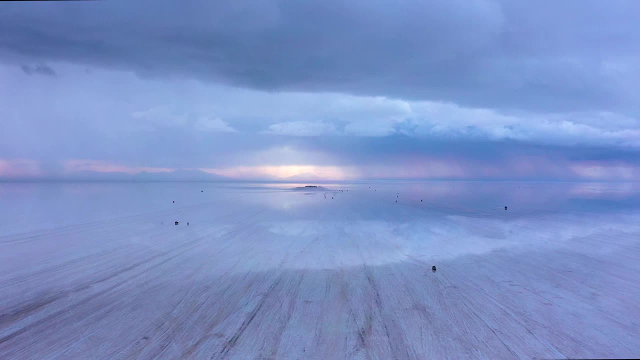 乌尤尼盐湖上空的空灵时刻。视频素材