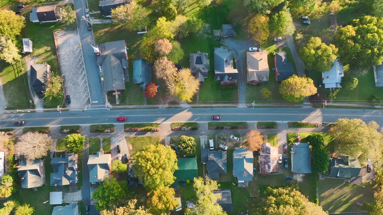 南卡罗来纳郊区紧挨着的家庭住宅鸟瞰图。美国郊区的房地产开发视频素材