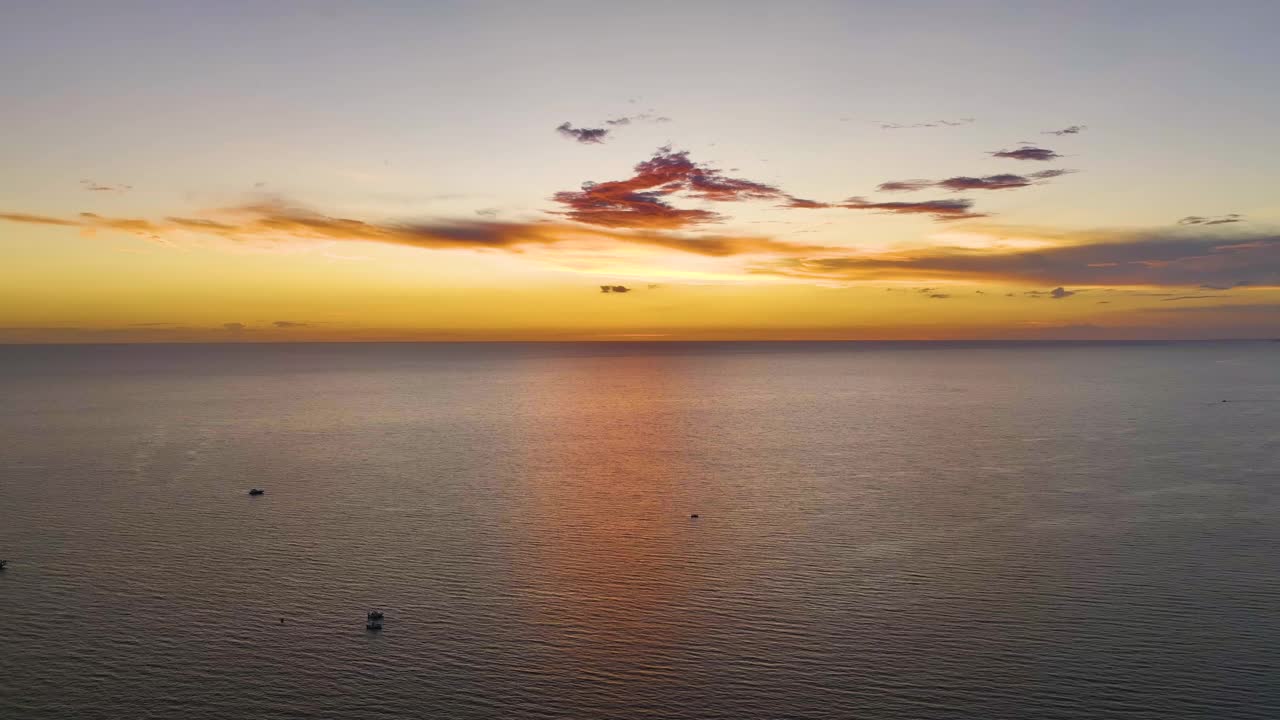 日落时白色游艇的鸟瞰图，漂浮在波纹表面的海浪上。水上摩托艇娱乐视频素材