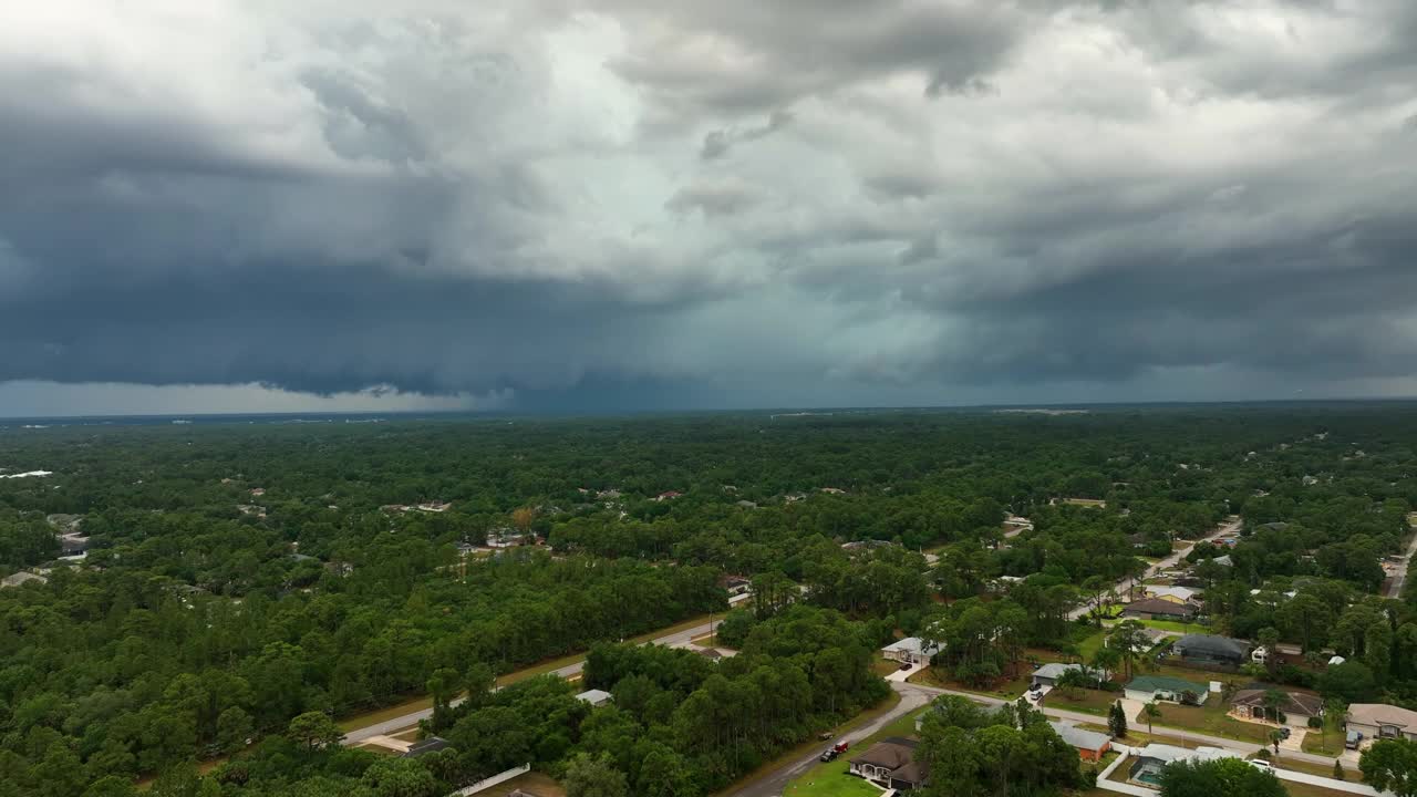 在乡村地区的大雷暴之前，乌云在暴风雨的天空中形成视频素材