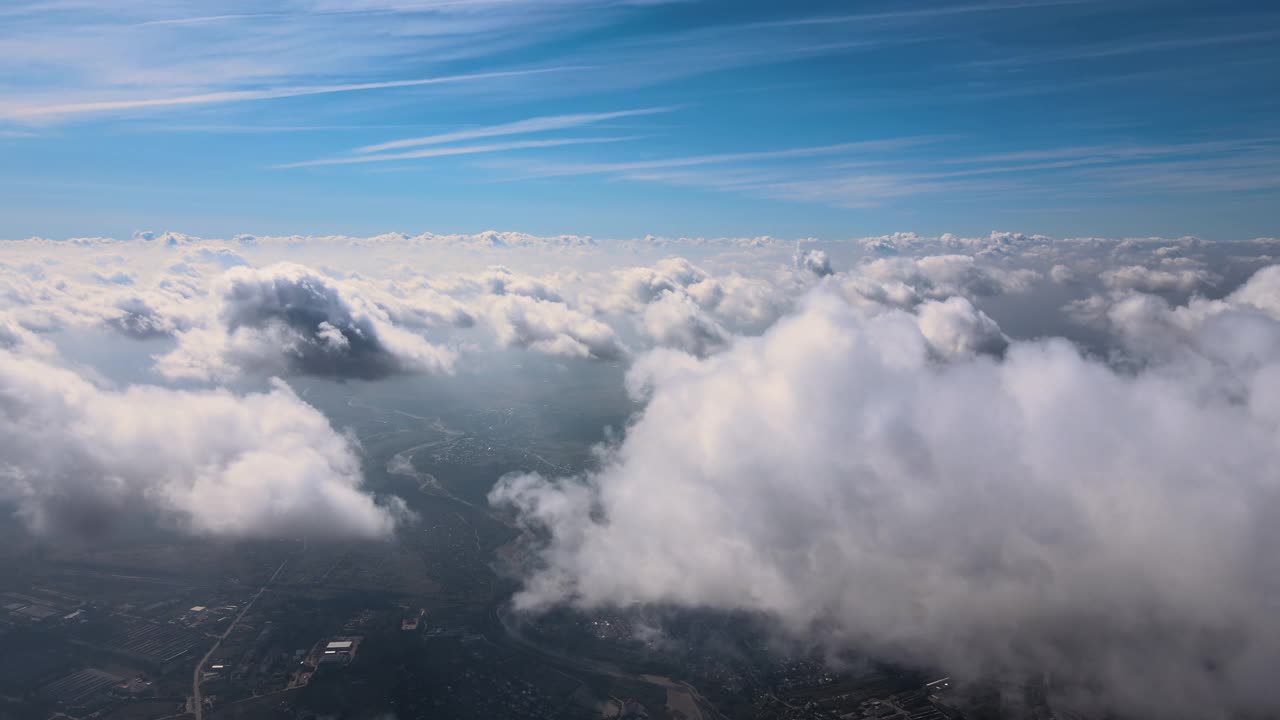 从高空的飞机窗口鸟瞰，暴雨前形成的蓬松的积云覆盖着地球视频素材