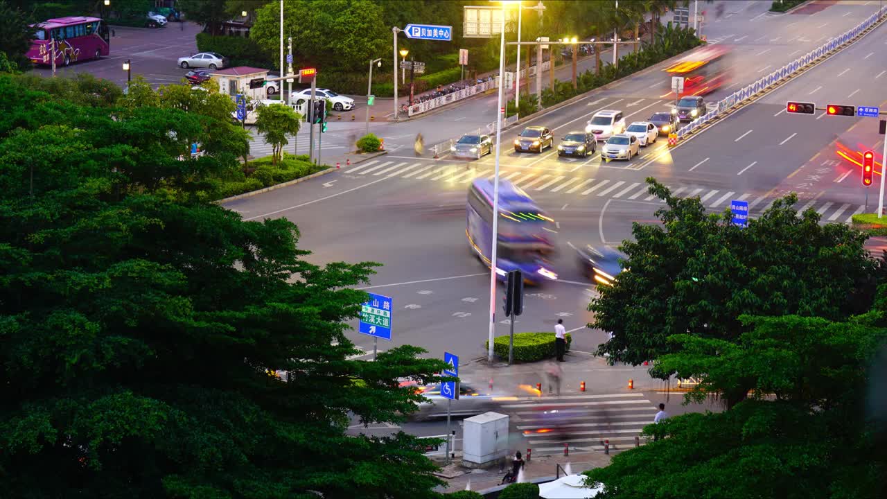 亚洲城市道路交叉和高层建筑进入白天和黑夜的延时视频视频素材