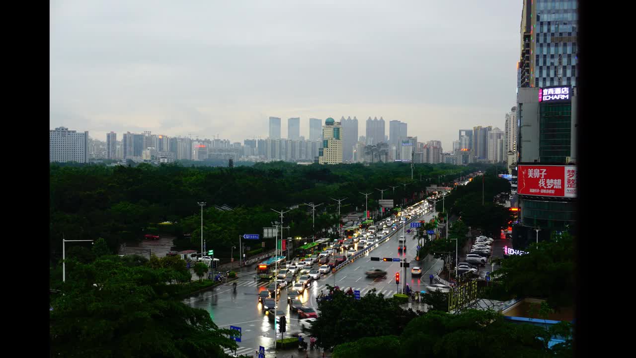 亚洲城市道路、中央公园和高层建筑日夜交替的延时视频视频素材