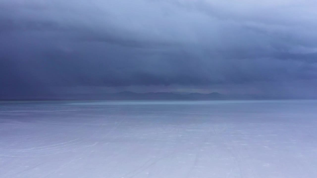 玻利维亚乌尤尼盐湖上空漆黑的暴风雨。视频素材