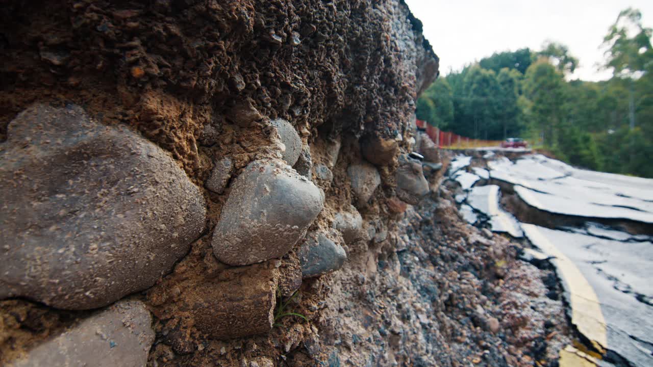 损坏的柏油路在山区。泥石流过后，路面开裂视频素材