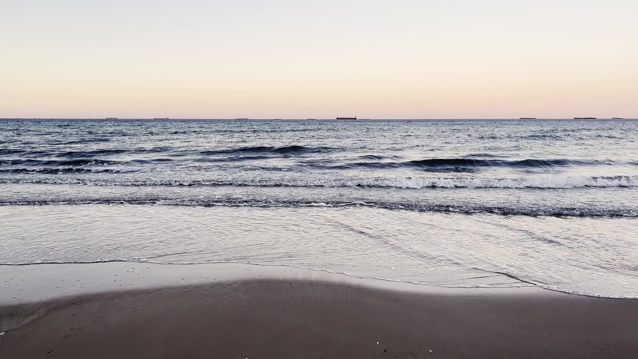 波罗的海深蓝色的云和海或海洋水面与泡沫波浪暴风雨前，戏剧性的海景背景日落。抽象图案纹理。视频素材