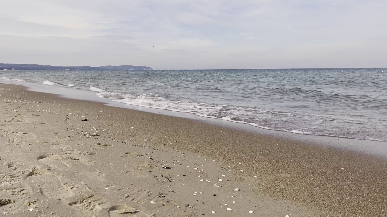 波罗的海深蓝色的云和海或海洋水面与泡沫波浪暴风雨前，戏剧性的海景背景日落。抽象图案纹理。视频素材