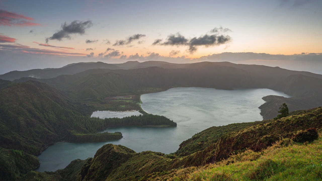 日出时间的火山湖，Lagoa do Fogo在圣米格尔岛，亚速尔群岛，葡萄牙视频素材