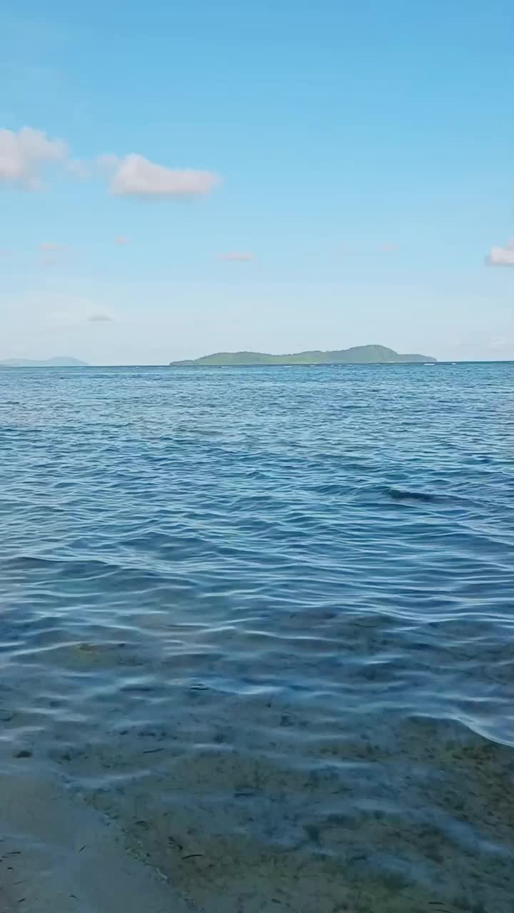 湛蓝的大海，蔚蓝的天空和热带岛屿的背景视频素材