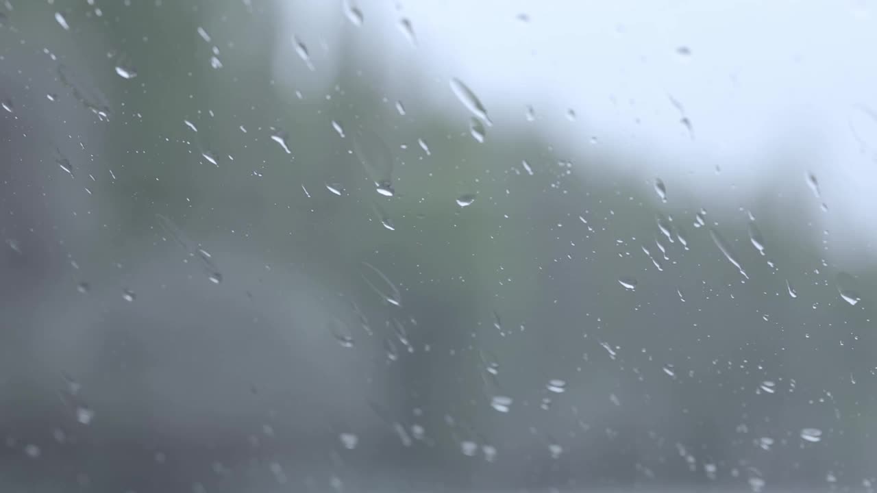 雨滴落在玻璃上视频素材