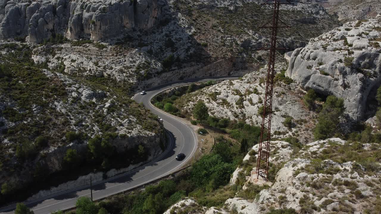 鸟瞰图，汽车和卡车行驶在弯曲的山路上。视频素材