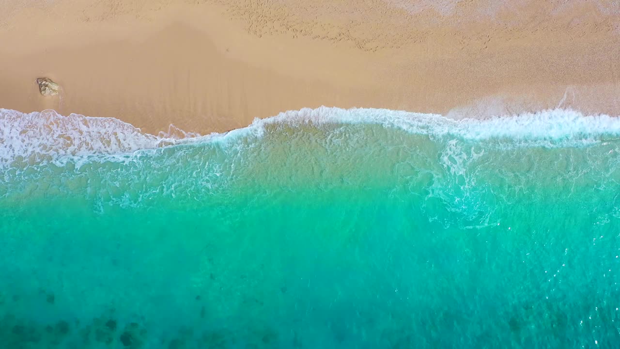 航拍无人机视频。美丽的热带海滩，沙滩和碧绿的海水。空旷而干净的海滩俯视图。地中海，<s:1> rkiye。视频素材