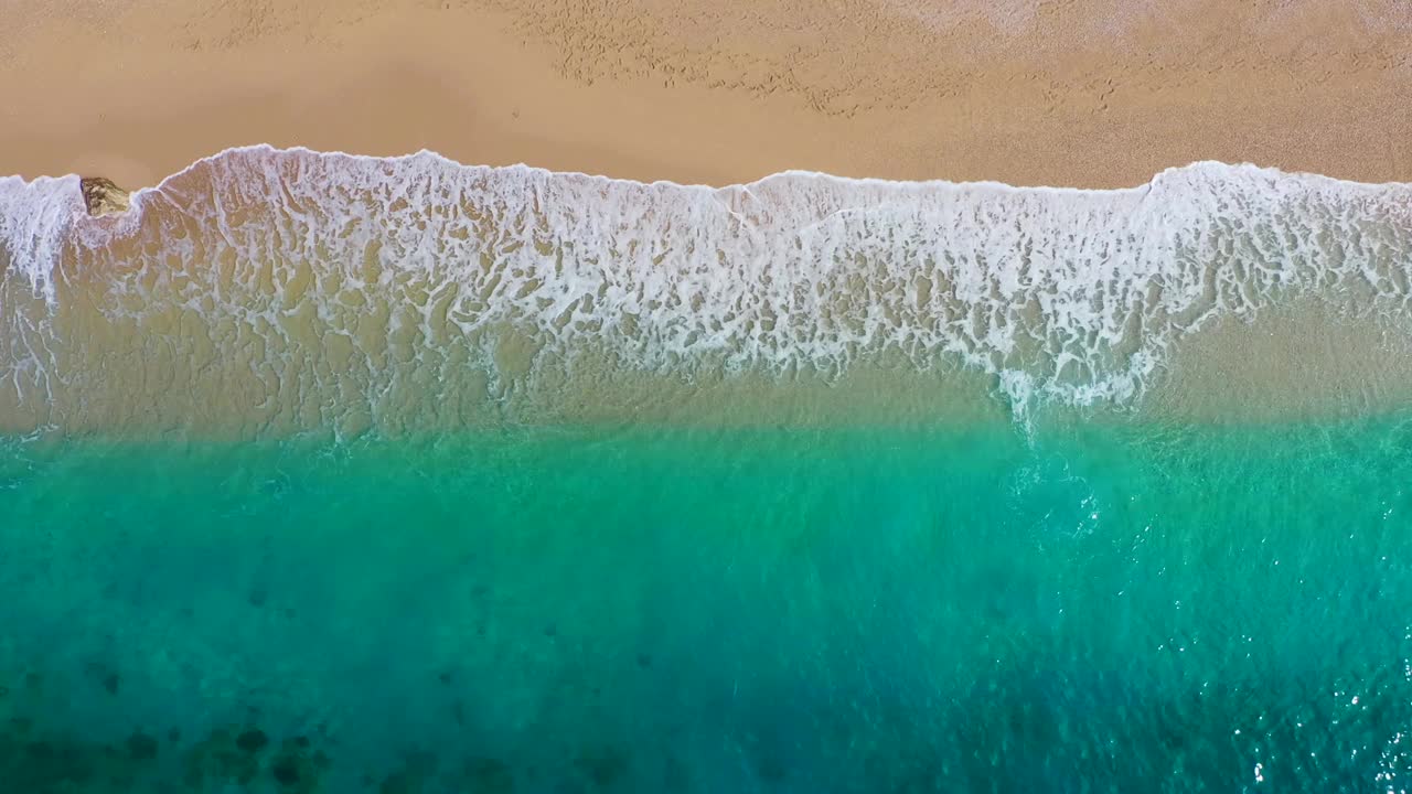 航拍无人机视频。美丽的热带海滩，沙滩和碧绿的海水。空旷而干净的海滩俯视图。地中海，<s:1> rkiye。视频素材