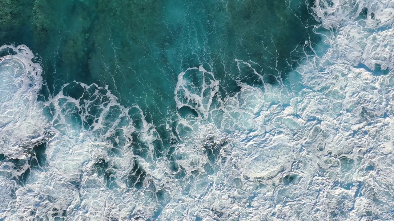 海浪冲击海岸线的慢镜头视频素材