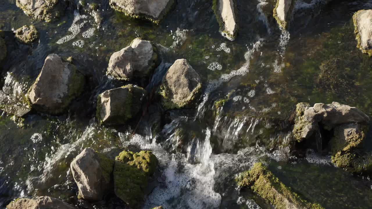 野生河流在森林中流动，带有台湾的岩石景观。视频素材