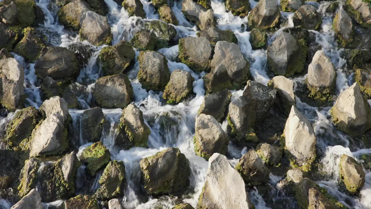 野生河流在森林中流动，带有台湾的岩石景观。视频素材