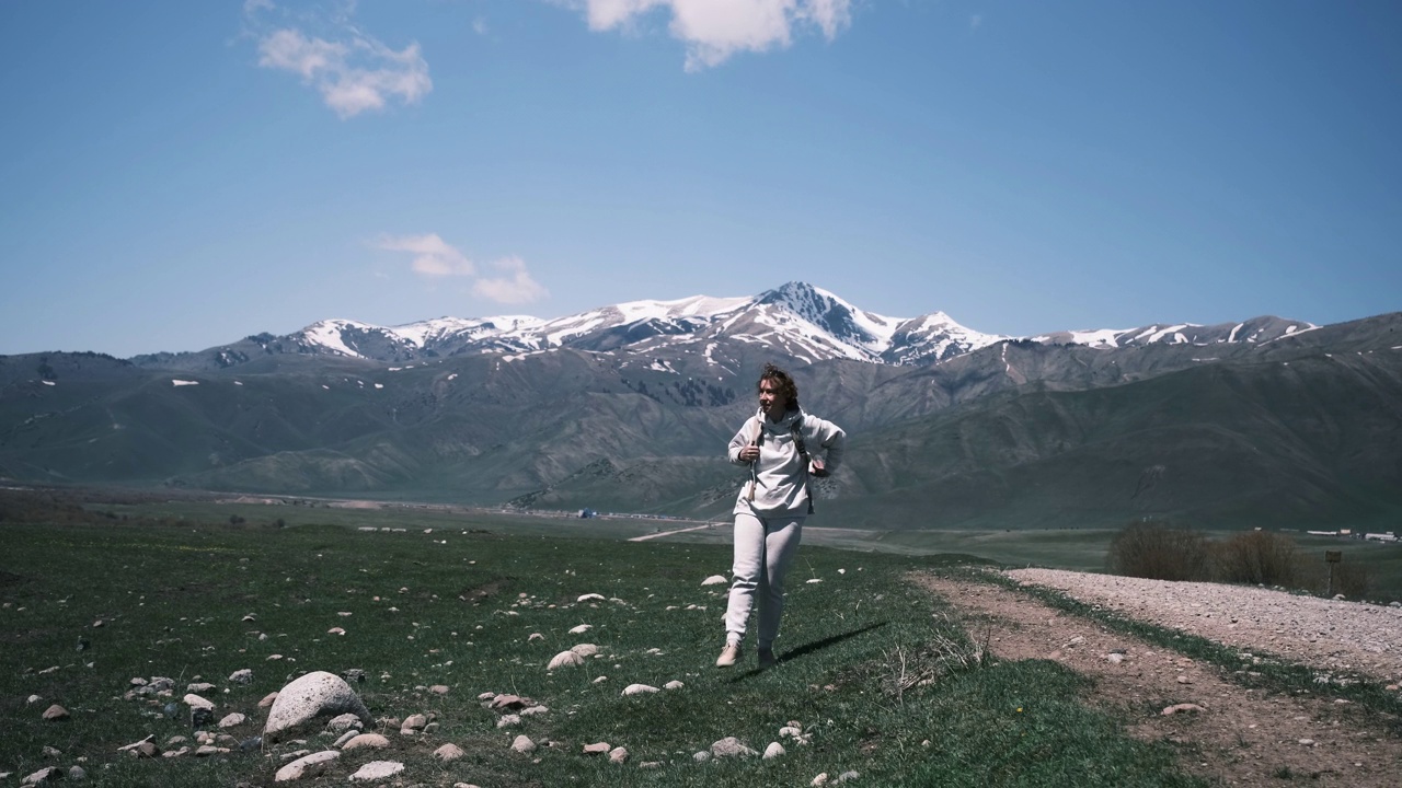 一名女子在山区旅行时用可重复使用的杯子喝水视频素材