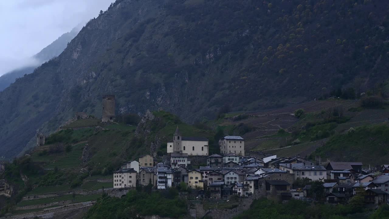 山上的两座城堡和瑞士的村庄，视频素材