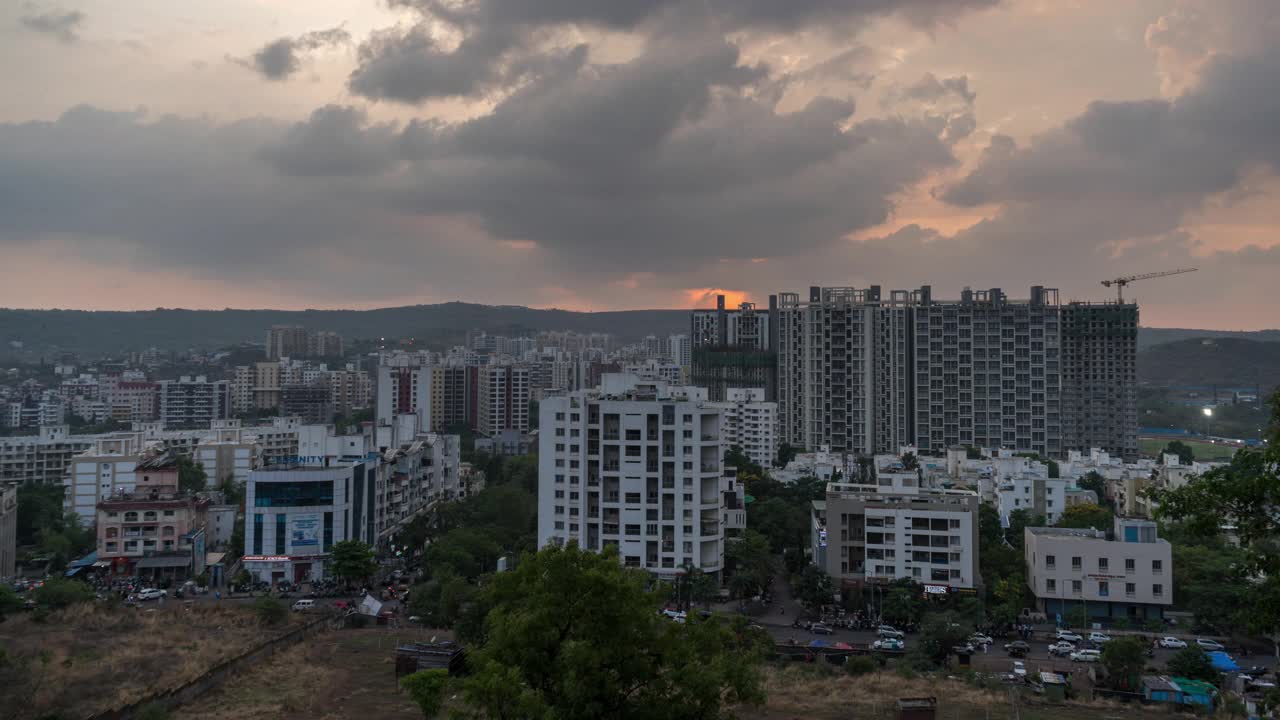 从印度马哈拉施特拉邦的一座山上拍摄的印度大都市浦那的黄金时间日落和白天和黑夜的时间流逝视频素材