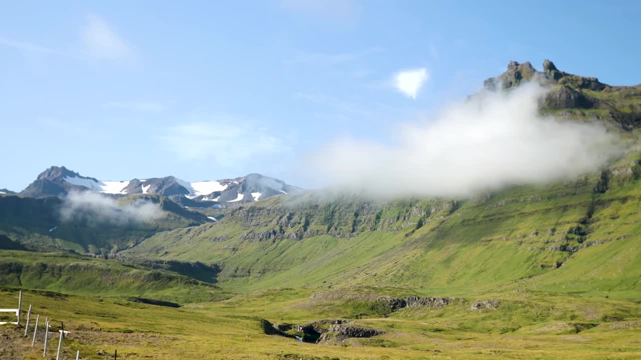 在snaefellsnes半岛的Kirkjufell山周围的冰岛绿色自然视频素材