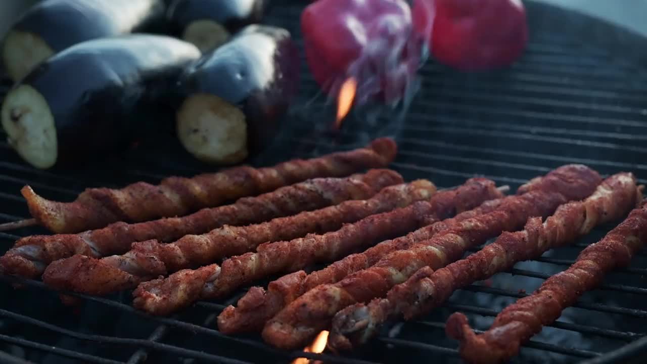 美味的烤肉，夏日烧烤视频素材