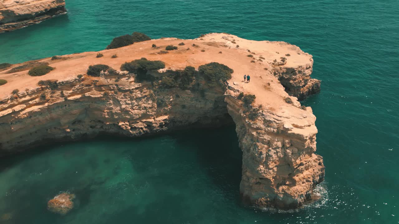 海洋和海岸线在阿尔加维，葡萄牙-鸟瞰图视频素材