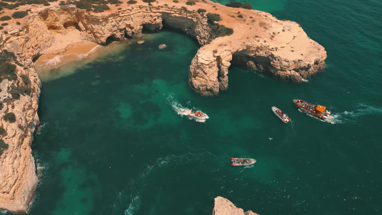 船只探索海岸在阿尔加维，葡萄牙-鸟瞰图视频素材