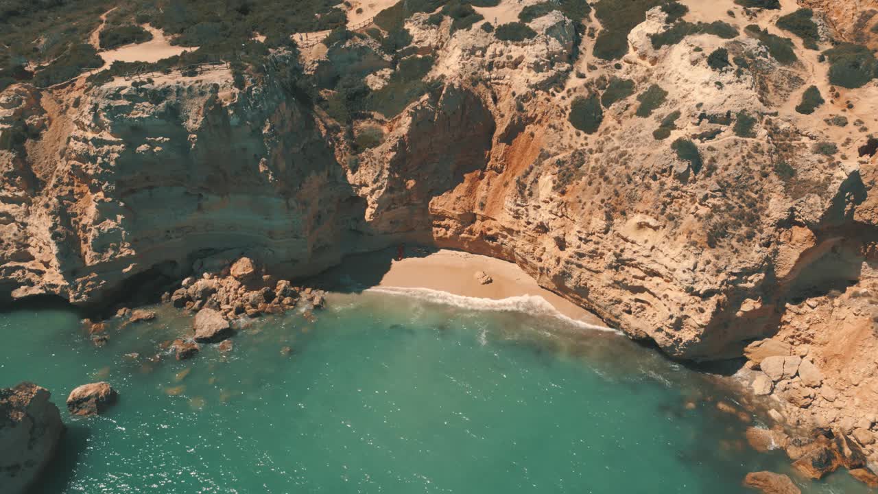 海洋和海岸线在阿尔加维，葡萄牙-鸟瞰图视频素材