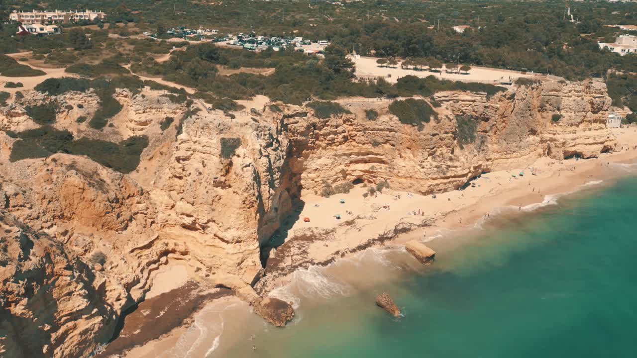 海洋和海岸线在阿尔加维，葡萄牙-鸟瞰图视频素材