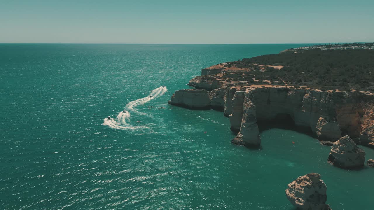 船只探索海岸在阿尔加维，葡萄牙-鸟瞰图视频素材