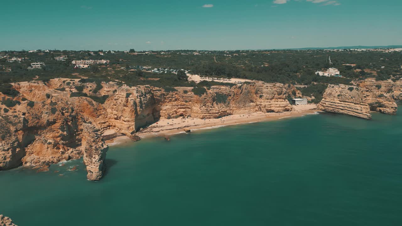 海洋和海岸线在阿尔加维，葡萄牙-鸟瞰图视频素材