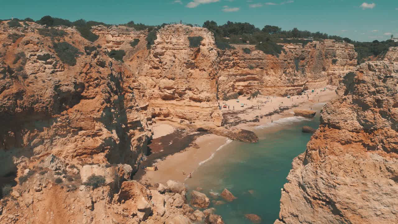 海洋和海岸线在阿尔加维，葡萄牙-鸟瞰图视频素材