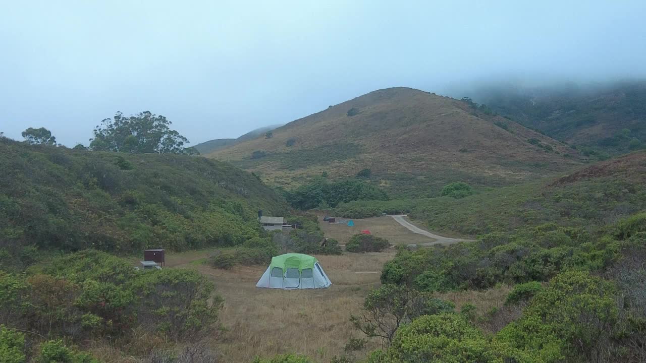 大自然中露营地帐篷附近的一位妇女视频素材