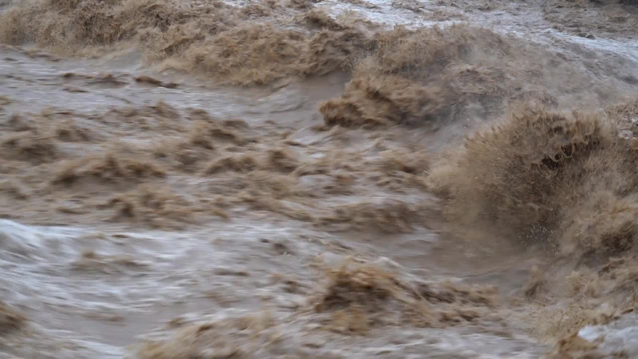 洪水的波浪视频素材