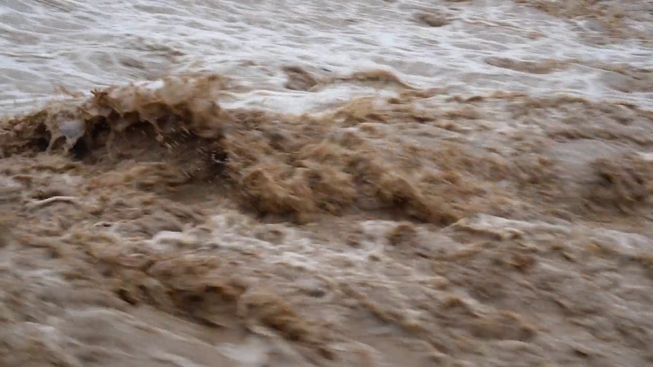 洪水的波浪视频素材