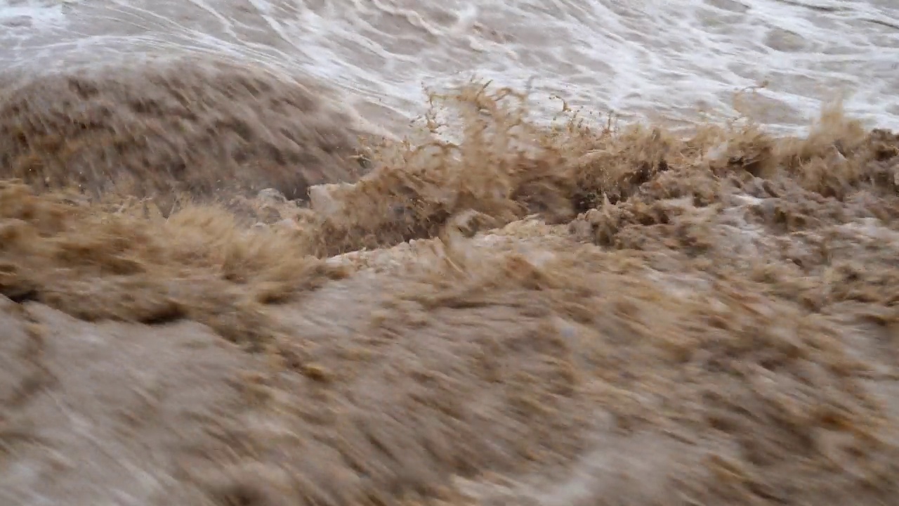 洪水的波浪视频素材