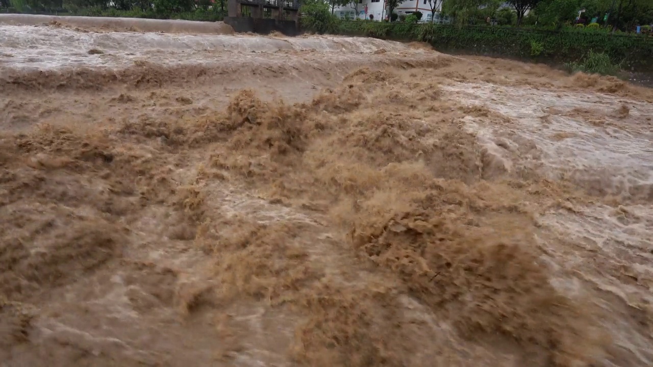 洪水的波浪视频素材