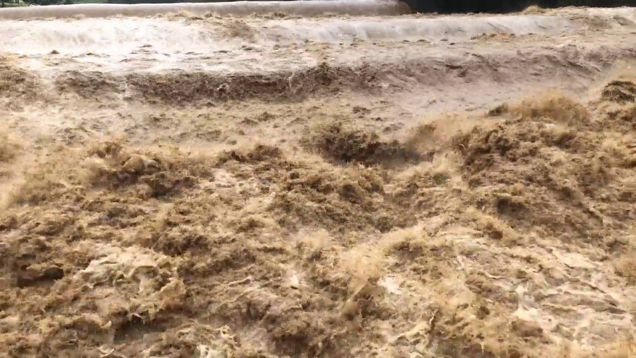 洪水的波浪视频素材