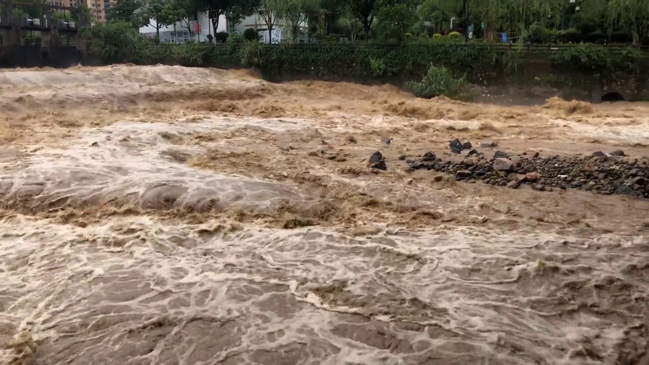 洪水的波浪视频素材