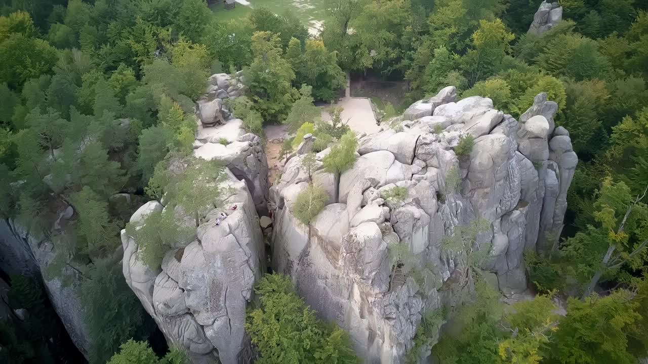 喀尔巴阡山脉，乌克兰，鸟瞰多夫布什岩视频素材