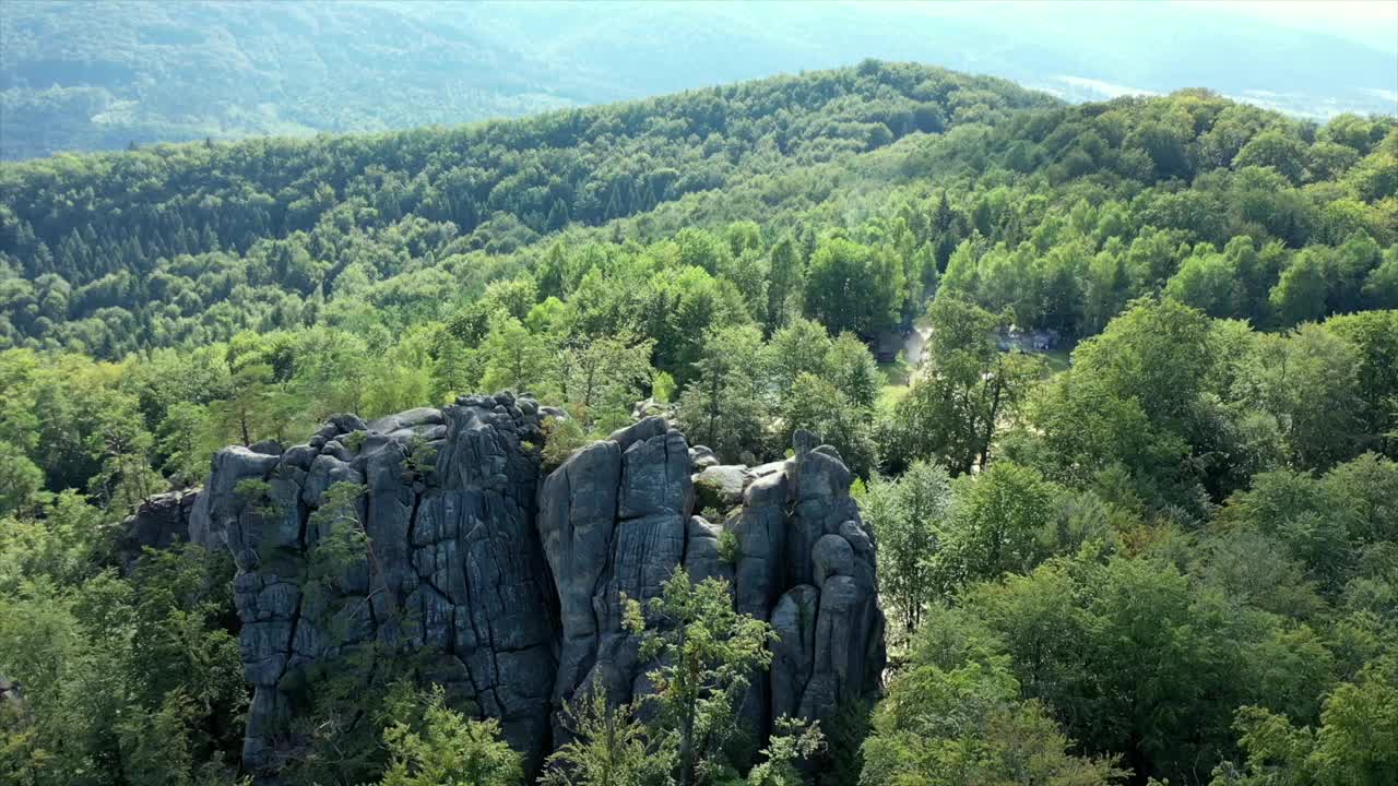 喀尔巴阡山脉，乌克兰，鸟瞰多夫布什岩视频素材