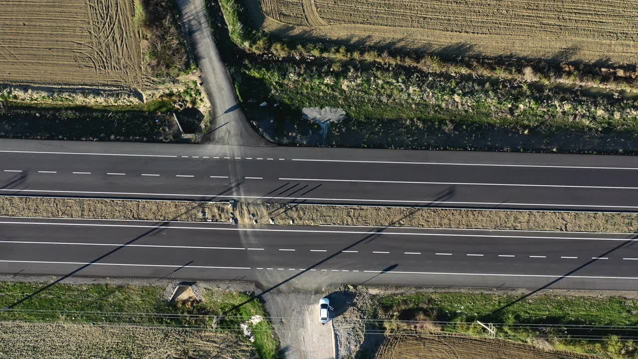 从空中俯瞰被农田包围的道路视频素材