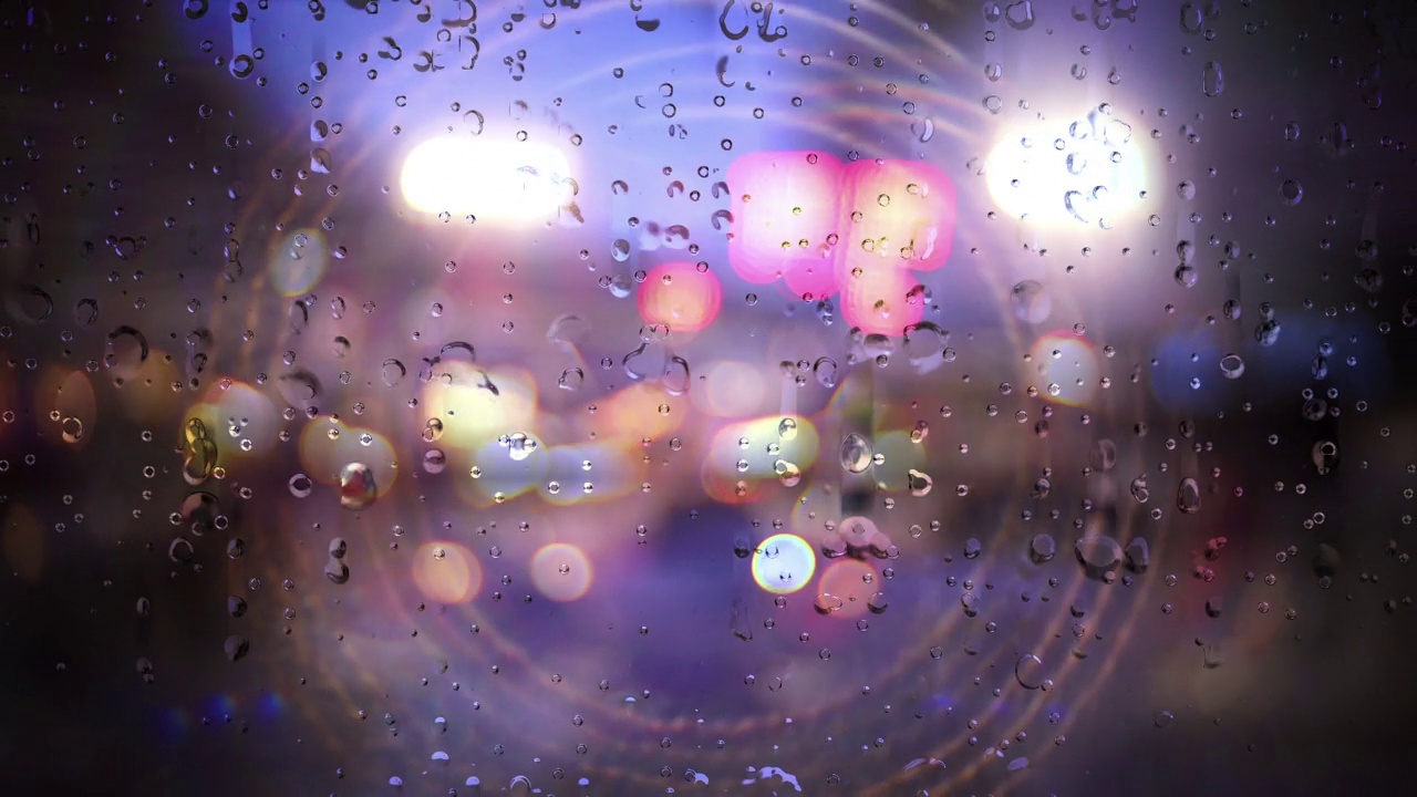 雨从窗户流下，背景是散景视频素材