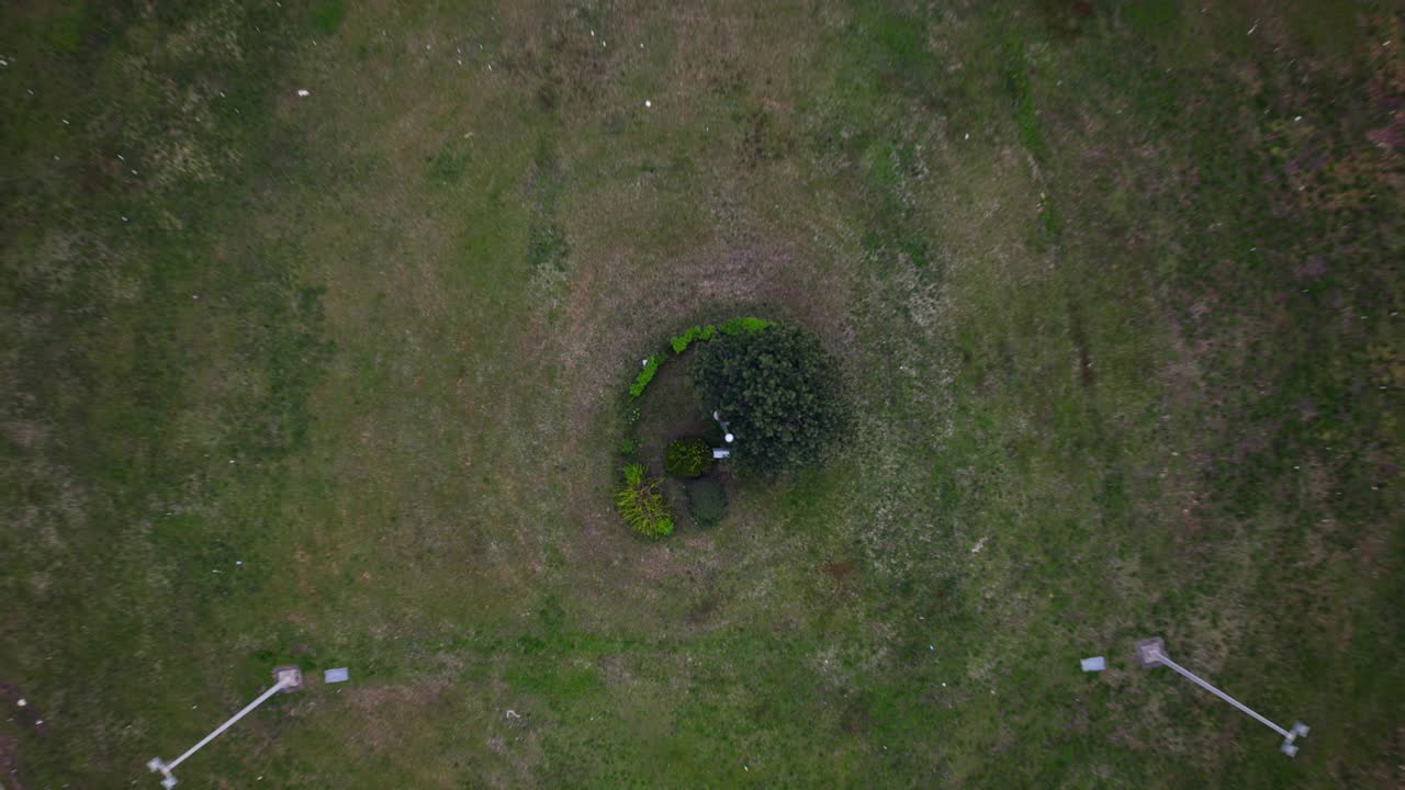 在环城公路上行驶的汽车的延时鸟瞰图视频素材